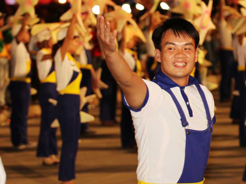 Với số lượng diễn viên quần chúng đông đảo đã thể hiện rõ nét đẹp của những người công nhân đất mỏ 