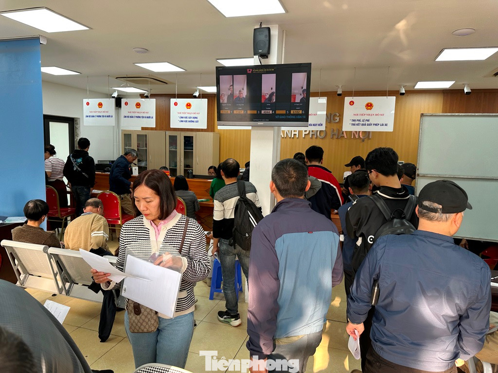 Còn bên trong địa điểm cấp đổi GPLX tại số 2 Phùng Hưng ở thời điểm trên, rất đông người ngồi ghế và người đứng xếp hàng chờ đến lượt. Còn bên trong địa điểm cấp đổi GPLX tại số 2 Phùng Hưng ở thời điểm trên, rất đông người ngồi ghế và người đứng xếp hàng chờ đến lượt.