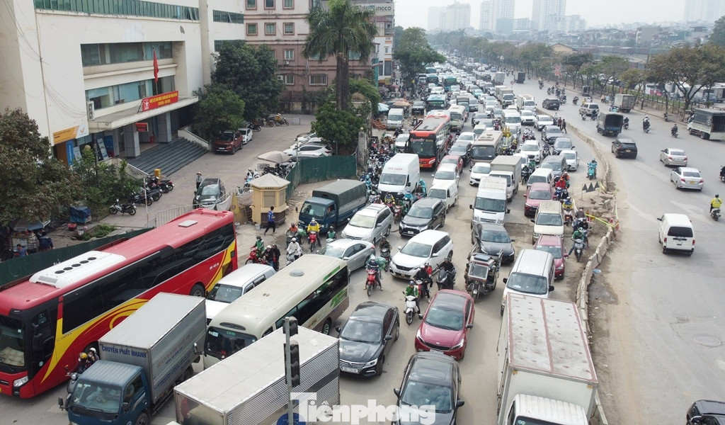 Tại nút giao Giải Phóng - Kim Đồng, cùng với công trường đang thi công hầm chui Vành đai 2,5, tình trạng xe máy vượt đèn đỏ, rẽ phải sai đèn tín hiệu cũng đang diễn ra phổ biến, làm nút giao này cũng thường xuyên ùn tắc vào khung giờ cao điểm. Tại nút giao Giải Phóng - Kim Đồng, cùng với công trường đang thi công hầm chui Vành đai 2,5, tình trạng xe máy vượt đèn đỏ, rẽ phải sai đèn tín hiệu cũng đang diễn ra phổ biến, làm nút giao này cũng thường xuyên ùn tắc vào khung giờ cao điểm.