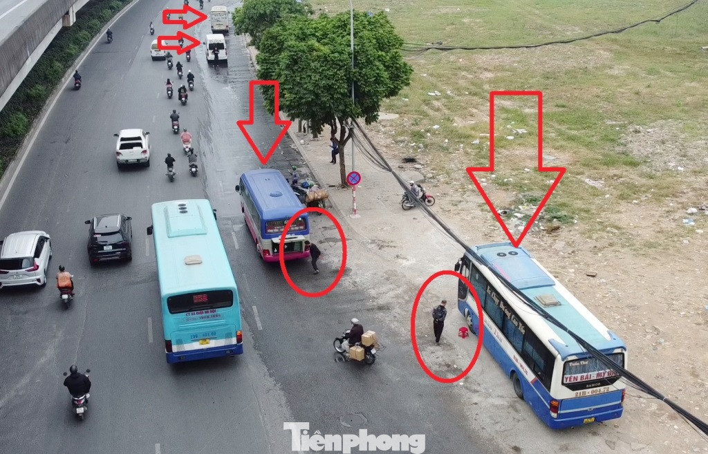 Xe khách dừng đỗ từ lòng đường đến vỉa hè tại một số tuyến phố để đón khách, bốc dỡ hàng. Xe khách dừng đỗ từ lòng đường đến vỉa hè tại một số tuyến phố để đón khách, bốc dỡ hàng.