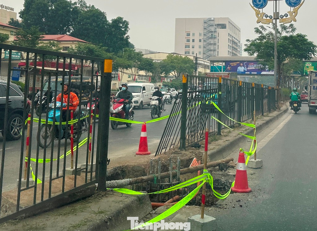 Tại những vị trí hàng rào vừa được đào nhổ là hàng rào công trường tạm bợ nằm ngay trên đường.