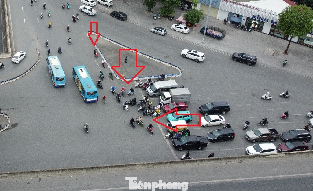 Xe máy rồng rắn (mũi tên đỏ) cắt mặt xe buýt và dòng phương tiện để đi ngược chiều tại nút Thanh Xuân những ngày qua. Xe máy rồng rắn (mũi tên đỏ) cắt mặt xe buýt và dòng phương tiện để đi ngược chiều tại nút Thanh Xuân những ngày qua.