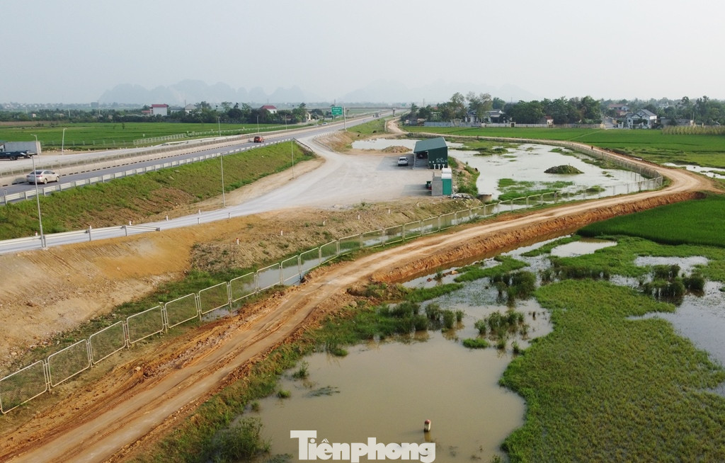 Cả bốn dự án có tổng chiều dài hơn 200 km, theo quy hoạch sẽ có 3 trạm dừng nghỉ được xây dựng tại các đoạn Mai Sơn - QL45, Nghi Sơn - Diễn Châu, Diễn Châu - Bãi Vọt nhưng đến nay chưa có trạm nào được xây dựng, hoàn thành.