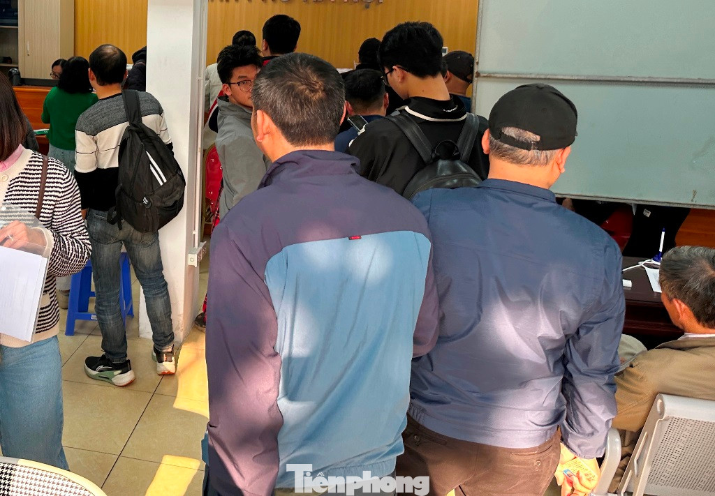 Tình trạng người đến đăng ký, có nhu cầu cấp đổi tăng cao dẫn đến phòng tiếp công dân cấp đổi GPLX của Sở GTVT Hà Nội luôn hết chỗ ngồi, nhiều người phải đứng xếp hàng chờ đợi. Tình trạng người đến đăng ký, có nhu cầu cấp đổi tăng cao dẫn đến phòng tiếp công dân cấp đổi GPLX của Sở GTVT Hà Nội luôn hết chỗ ngồi, nhiều người phải đứng xếp hàng chờ đợi.