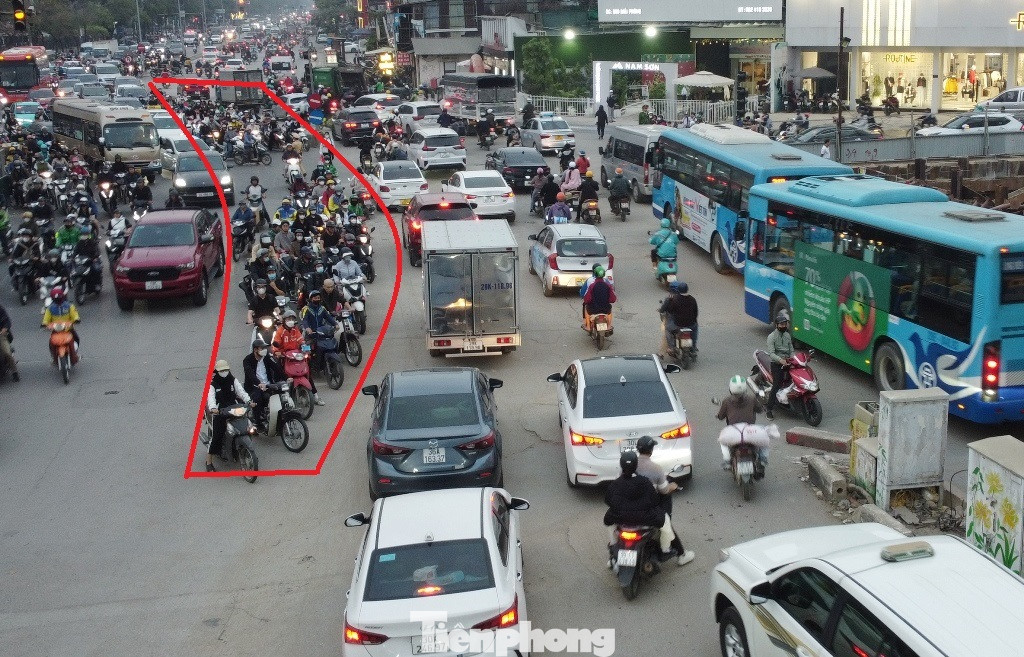 Tình trạng xe máy vượt đèn đỏ, rẽ sai đèn tín hiệu (khung đỏ) trong một khung giờ cao điểm buổi chiều cuối tuần qua. Tình trạng xe máy vượt đèn đỏ, rẽ sai đèn tín hiệu (khung đỏ) trong một khung giờ cao điểm buổi chiều cuối tuần qua.