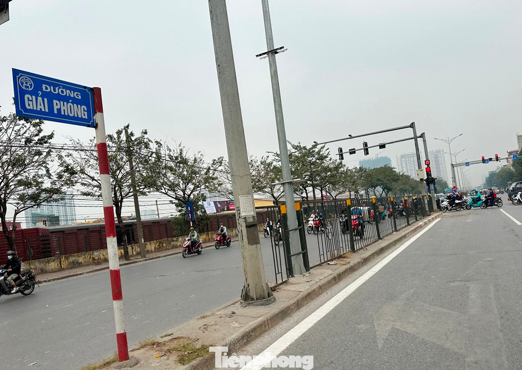 Hiện hàng rào sắt từ bến xe Nước Ngầm đến đã bị nhổ, hạ đến Giáp Bát.