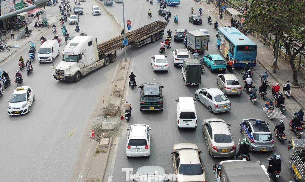 Xe tải công trường loại rơ-mooc đi ngược chiều và sau đó sang đường Giải Phóng trưa 2/12