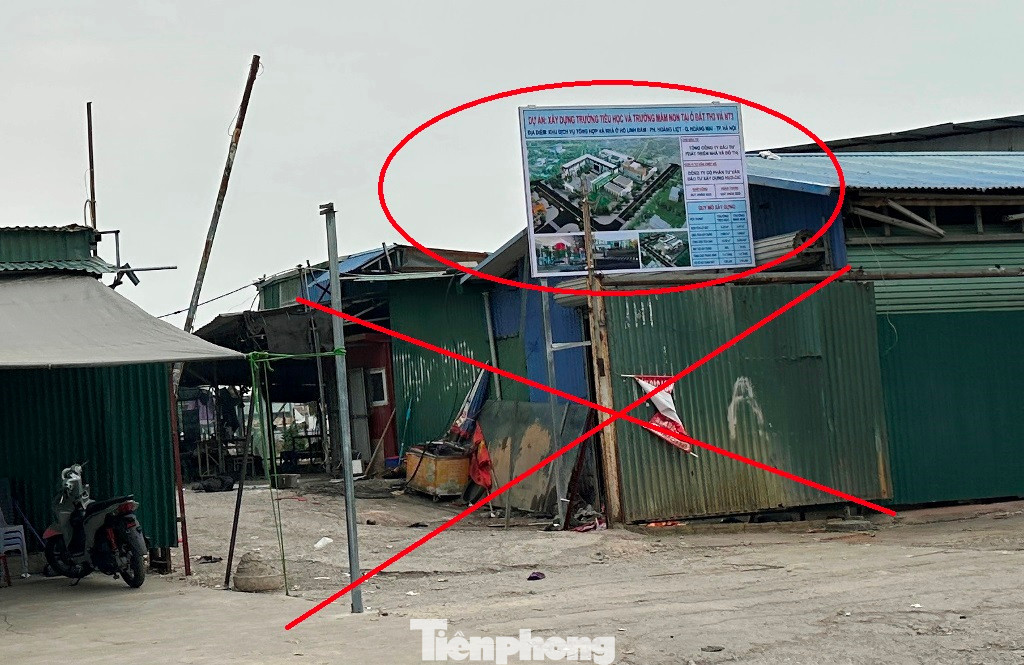 Từ ngày thứ 6 cuối tuần qua, sau khi dựng các bản tin thông báo về việc chủ đầu tư là Tổng Cty Đầu tư và Phát triển nhà và đô thị (HUD) sẽ thực hiện dự án xây dựng trường tiểu học và trường mầm mon tại 2 ô đất trên (vòng tròn đỏ), quận Hoàng Mai và UBND phường Hoàng Liệt đã cử lực lượng liên ngành gồm: Công an trật tự, Cảnh sát cơ động xuống thực hiện "đóng cửa" bãi xe (dấu x đỏ) Từ ngày thứ 6 cuối tuần qua, sau khi dựng các bản tin thông báo về việc chủ đầu tư là Tổng Cty Đầu tư và Phát triển nhà và đô thị (HUD) sẽ thực hiện dự án xây dựng trường tiểu học và trường mầm mon tại 2 ô đất trên (vòng tròn đỏ), quận Hoàng Mai và UBND phường Hoàng Liệt đã cử lực lượng liên ngành gồm: Công an trật tự, Cảnh sát cơ động xuống thực hiện "đóng cửa" bãi xe (dấu x đỏ)