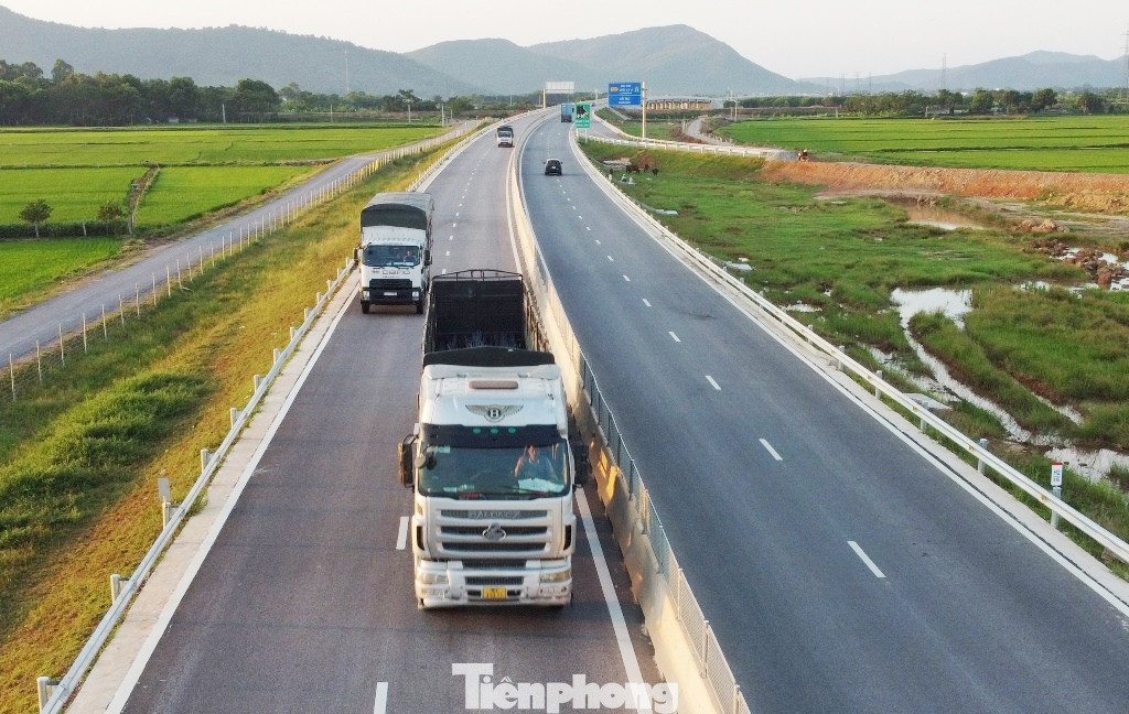 Do lòng đường cao tốc mỗi bên chỉ có 2 làn xe (không có làn khẩn cấp), không có trạm dừng nghỉ, tiếp nhiên liệu nên việc phải chạy trên cao tốc với quãng đường dài, đặc biệt với xe chạy đường trường gây khó khăn, căng thẳng cho nhiều lái xe.