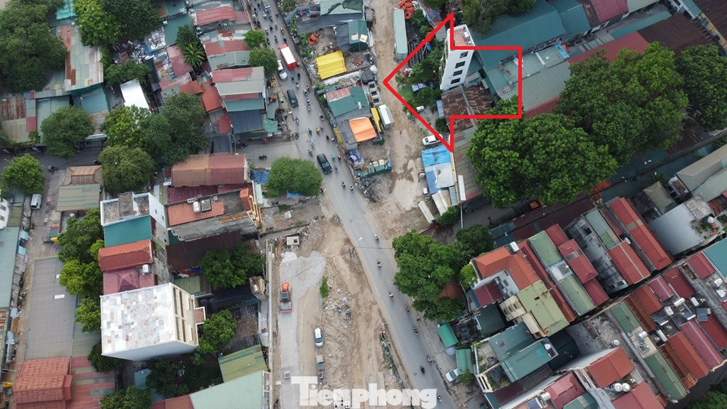 Tại đoạn dự án giao với đường Định Công (dốc hầm chui đi lên) nhiều nhà dân vẫn án ngữ.