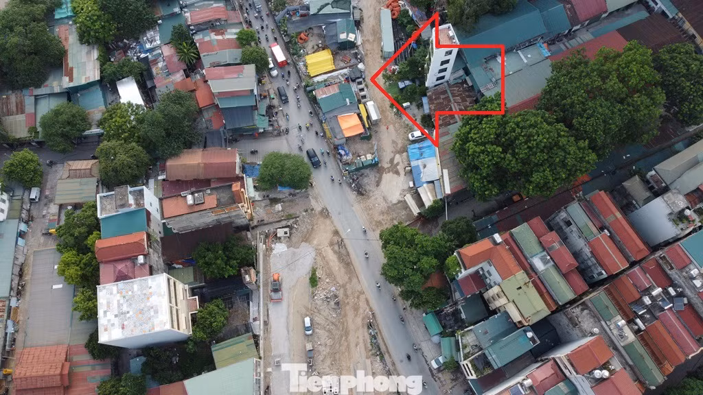 Tại đoạn dự án giao với đường Định Công (dốc hầm chui đi lên) nhiều nhà dân vẫn án ngữ.