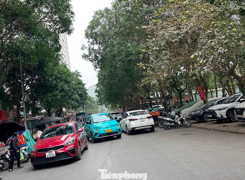 Hiện xung quanh các tuyến đường quanh khu HH và trong bản đảo Linh Đàm như Linh Đường, Văn Tân, đường từ khu chung cư HH sang bán đảo Linh Đàm... bạt ngàn ô tô đỗ dưới lòng đường rất lộn xộn, gây cản trở giao thông. Hiện xung quanh các tuyến đường quanh khu HH và trong bản đảo Linh Đàm như Linh Đường, Văn Tân, đường từ khu chung cư HH sang bán đảo Linh Đàm... bạt ngàn ô tô đỗ dưới lòng đường rất lộn xộn, gây cản trở giao thông.