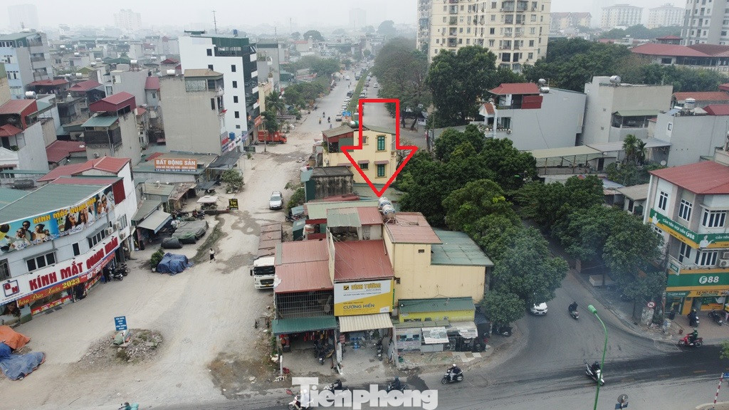 Cùng với đó, tại đoạn dự án đi qua KĐT Định Công, nhiều nhà dân vẫn nằm giữa tim đường dự án đường Vành đai 2,5. Với hiện trạng này, nhiều ý kiến cho rằng, năm 2025 dự án đường Vành đai 2,5 đi qua Hoàng Mai hoàn thành để kết nối với hầm chui qua đường Giải Phóng là điều 'bất khả thi'.