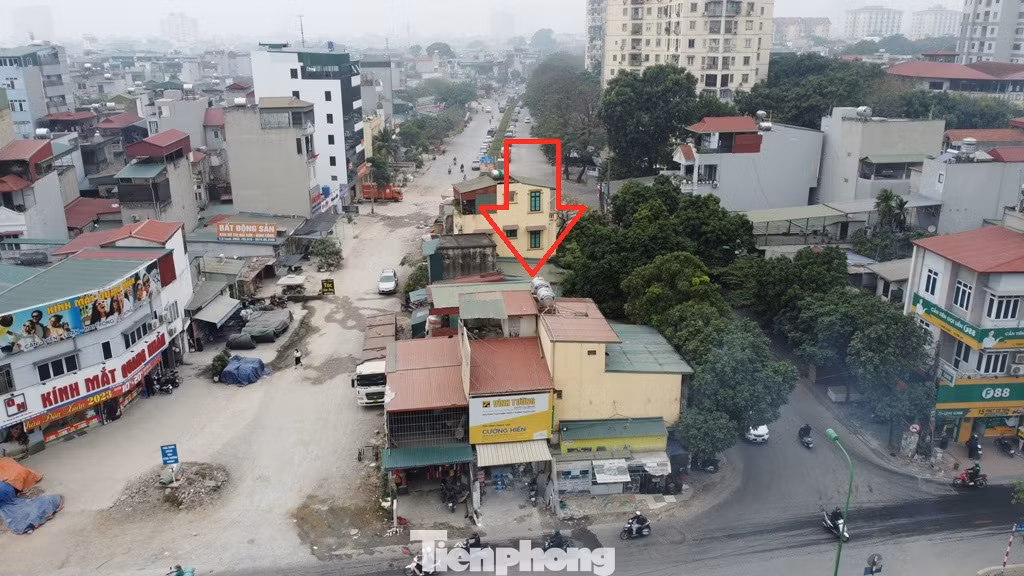 Cùng với đó, tại đoạn dự án đi qua KĐT Định Công, nhiều nhà dân vẫn nằm giữa tim đường dự án đường Vành đai 2,5. Với hiện trạng này, nhiều ý kiến cho rằng, năm 2025 dự án đường Vành đai 2,5 đi qua Hoàng Mai hoàn thành để kết nối với hầm chui qua đường Giải Phóng là điều 'bất khả thi'.