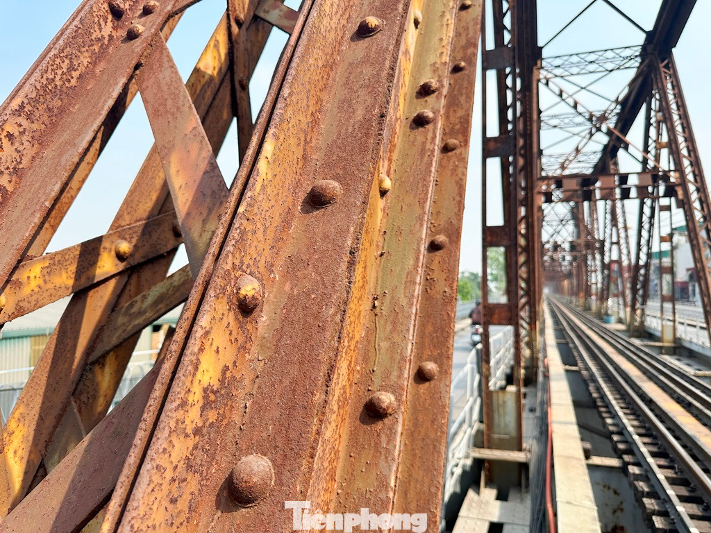 Có mặt tại cầu Long Biên trong hai ngày qua, PV Tiền Phong ghi nhận, một số giàn thép gánh trọng tải cho cầu bị hoen gỉ, ngả màu đen sì.