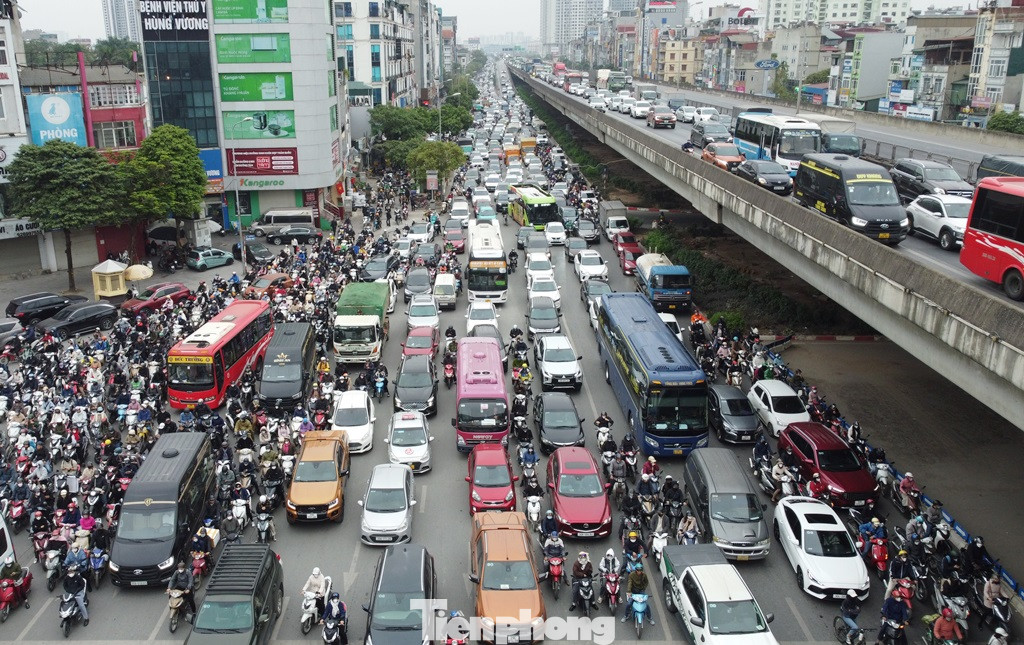 Ùn tắc tại nút Nguyễn Xiển - Nguyễn Trãi cũng làm cho đường trên cao dẫn xuống nút ùn ứ kéo dài
