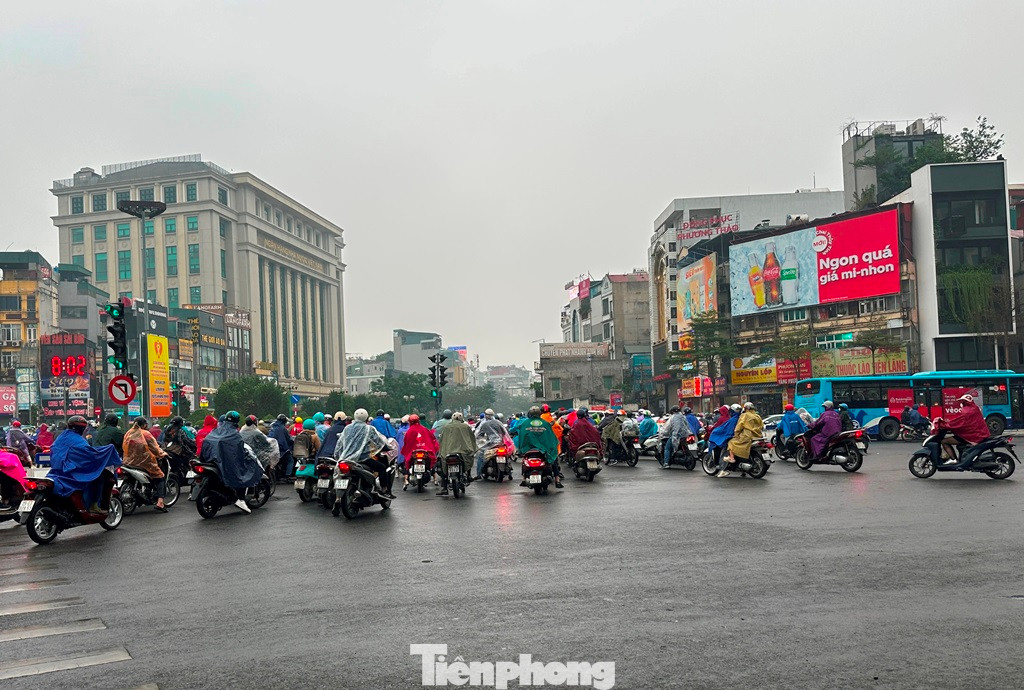 Nút giao thông Ô Chợ Dừa (quận Đống Đa) được đánh giá là nút giao lớn nhất Hà Nội (7 tuyến đường đổ vào - còn được gọi là ngã Bảy), hằng ngày nút giao này có mật độ xe qua lại đông nhất và cũng đang được xem là nút giao có lượng xe máy vượt đèn đỏ, đi ngược chiều nhiều nhất. Nút giao thông Ô Chợ Dừa (quận Đống Đa) được đánh giá là nút giao lớn nhất Hà Nội (7 tuyến đường đổ vào - còn được gọi là ngã Bảy), hằng ngày nút giao này có mật độ xe qua lại đông nhất và cũng đang được xem là nút giao có lượng xe máy vượt đèn đỏ, đi ngược chiều nhiều nhất.