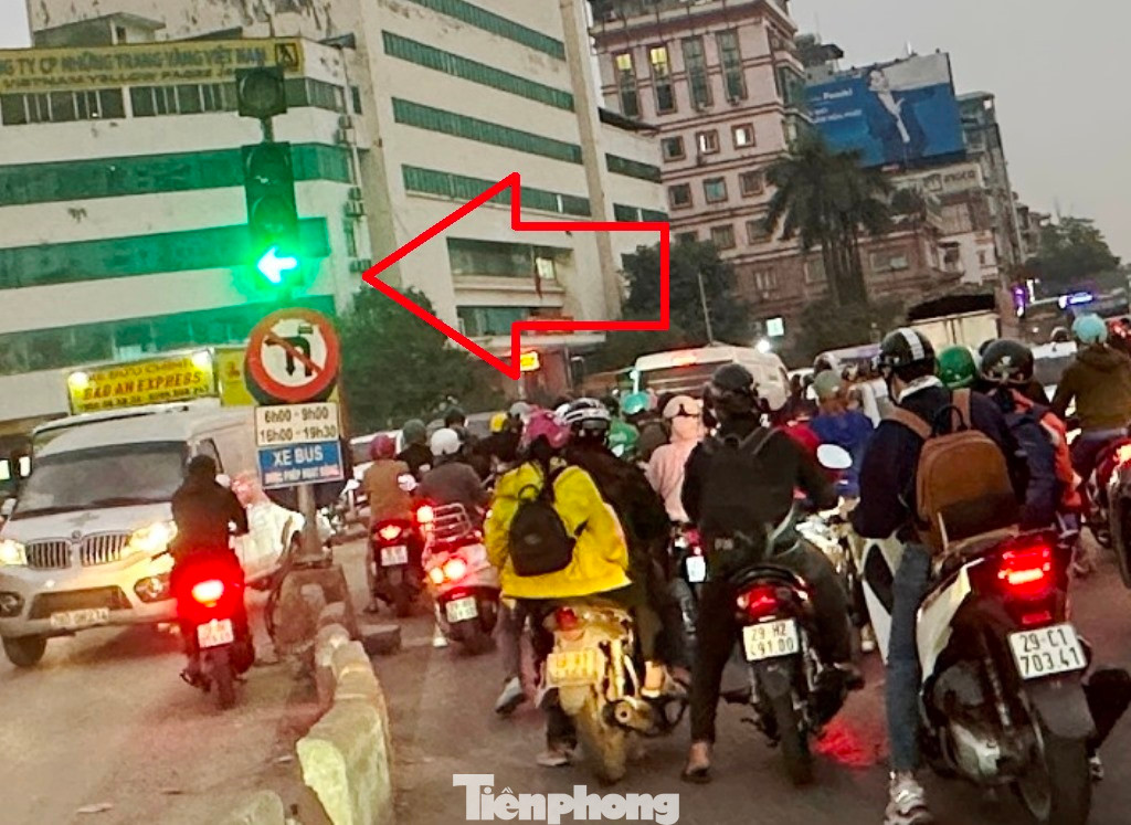 Mặc dù còn hoạt động nhưng pha đèn xanh này cũng chỉ hiện thị mũi tên đèn xanh "bất động" mãi như vậy. Mặc dù còn hoạt động nhưng pha đèn xanh này cũng chỉ hiện thị mũi tên đèn xanh "bất động" mãi như vậy.