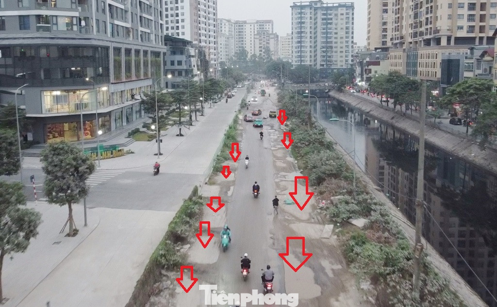 Dù trời không mưa nhưng đường Nguyễn Cảnh Dị luôn trơn vì tụ đọng nước ở các ổ gà.