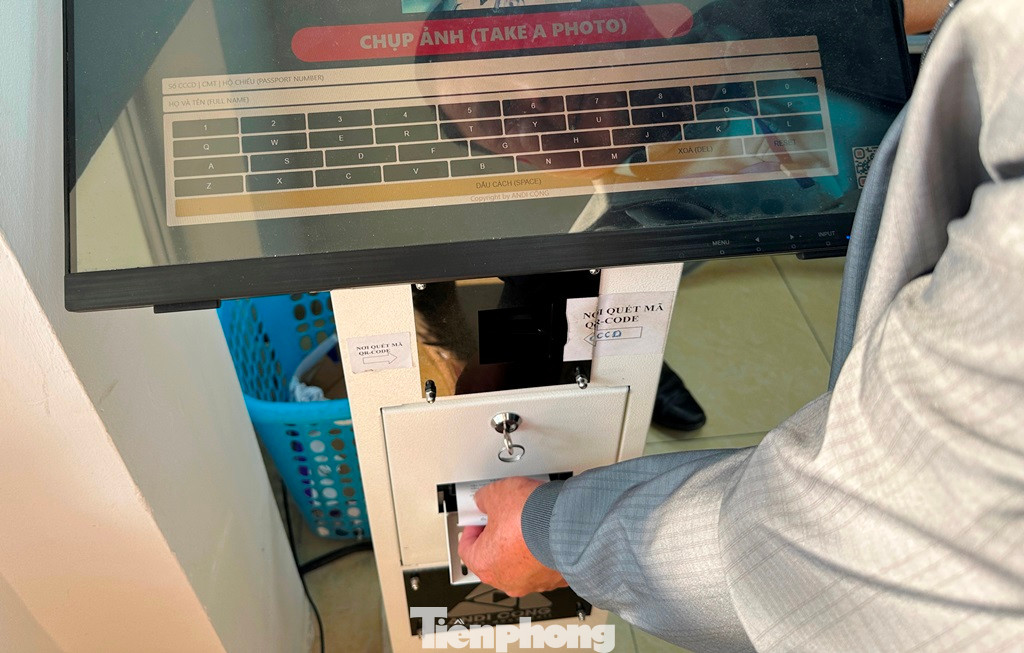 Để tránh tình trạng chen lấn và đảm bảo công bằng cho người đến trước, đến sau, hiện mỗi điểm cấp đổi GPLX Sở GTVT Hà Nội đều trang bị máy ấn, phát số thứ tự tự động. Để tránh tình trạng chen lấn và đảm bảo công bằng cho người đến trước, đến sau, hiện mỗi điểm cấp đổi GPLX Sở GTVT Hà Nội đều trang bị máy ấn, phát số thứ tự tự động.