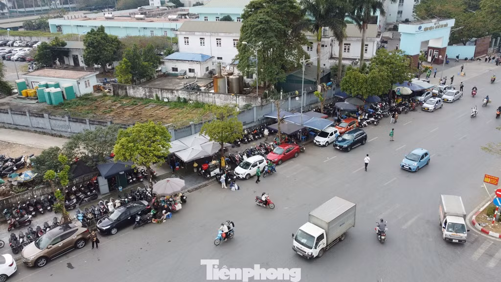 Nhân viên các bãi xe 'có phép' này vô tư đứng trên đường vẫy xe máy, ô tô gửi ở vỉa hè, lòng đường, sau đó thu tiền dịch vụ. Thậm chí họ trưng cả biển trông xe xuống lòng đường. Nhân viên các bãi xe 'có phép' này vô tư đứng trên đường vẫy xe máy, ô tô gửi ở vỉa hè, lòng đường, sau đó thu tiền dịch vụ. Thậm chí họ trưng cả biển trông xe xuống lòng đường.
