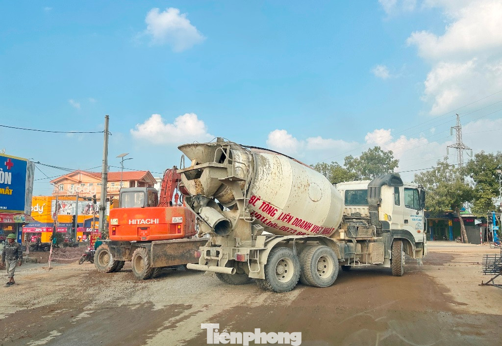 Trên dọc tuyến QL45 đoạn từ cầu Kiểu (Yên Định) đến Ngã Ba Chè (huyện Thiệu Hóa) đang có hàng chục công trình xây dựng hai bên, hiện xe công trường, xe tải chở vật liệu rơi vãi, ra vào quốc lộ bất kỳ thời gian nào.