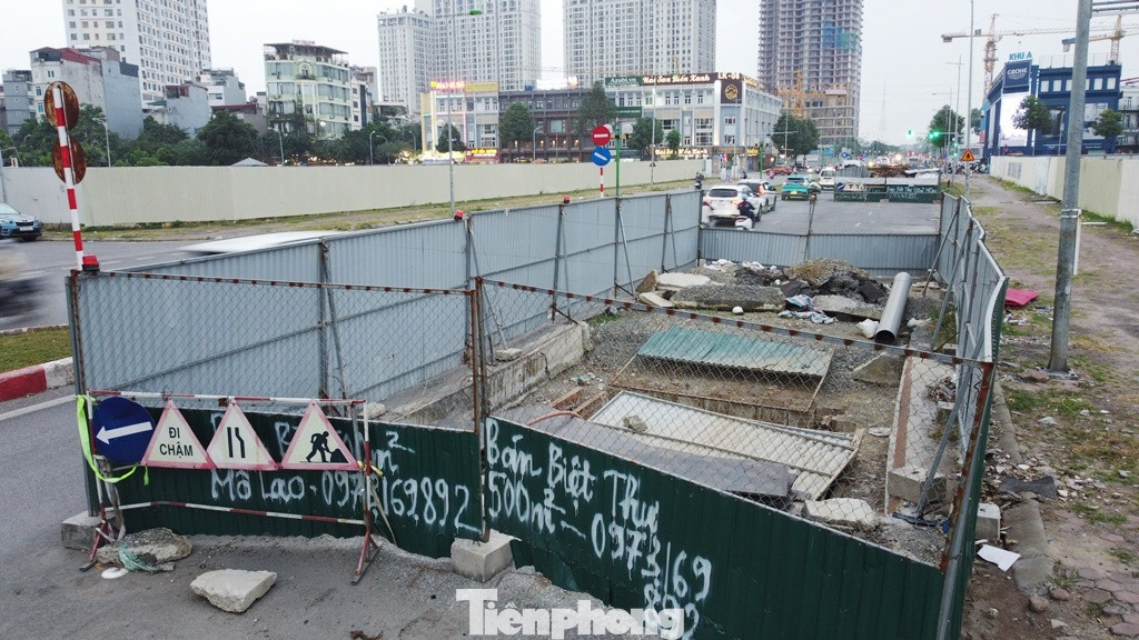 Để thực hiện dự án xử lý nước thải Yên Xá, trong nhiều năm qua, hệ thống các lô cốt thi công đã được dựng trên nhiều tuyến đường Hà Nội, trong đó có phố Vũ Trọng Khánh. Hiện, nhiều tuyến phố đã thi công xong và thu rào, riêng phố Nguyễn Trọng Khánh vẫn còn tồn tại cả chục hàng rào.