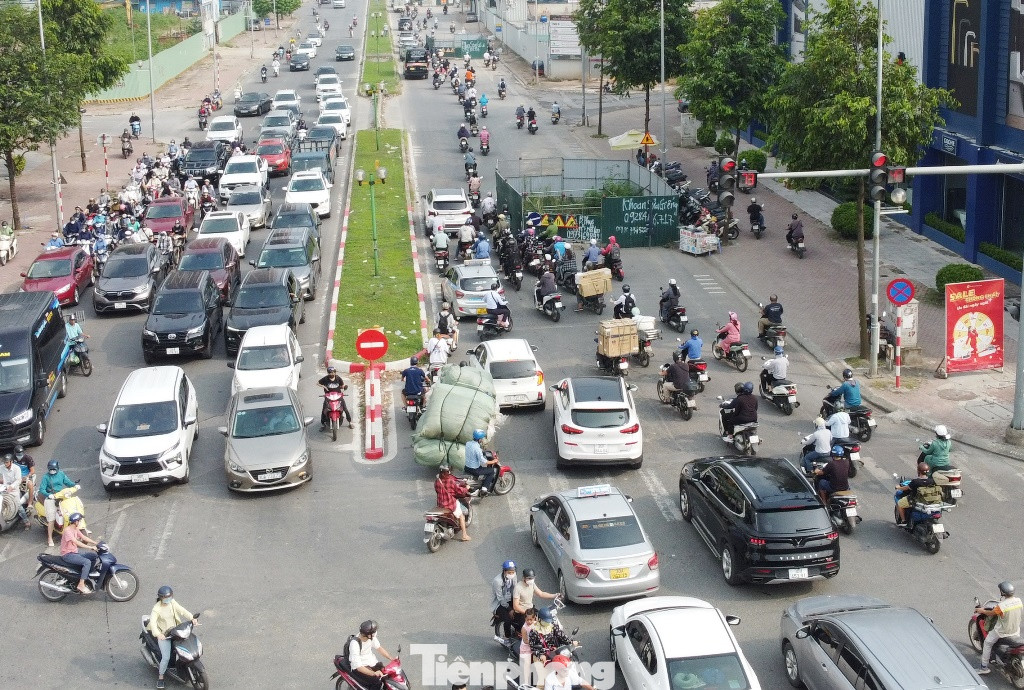 Đội Thanh tra quận Hà Đông, Thanh tra Sở GTVT Hà Nội cho biết, các lô cốt trên đường Vũ Trọng Khánh và kể cả đường Trần Phú vừa dựng đều là của dự án xử lý nước thải Yên Xá, do Ban QLDA Đầu tư xây dựng công trình hạ tầng kỹ thuật và nông nghiệp Hà Nội (Ban Hạ tầng và nông nghiệp) làm chủ đầu tư. Đội Thanh tra quận Hà Đông, Thanh tra Sở GTVT Hà Nội cho biết, các lô cốt trên đường Vũ Trọng Khánh và kể cả đường Trần Phú vừa dựng đều là của dự án xử lý nước thải Yên Xá, do Ban QLDA Đầu tư xây dựng công trình hạ tầng kỹ thuật và nông nghiệp Hà Nội (Ban Hạ tầng và nông nghiệp) làm chủ đầu tư.