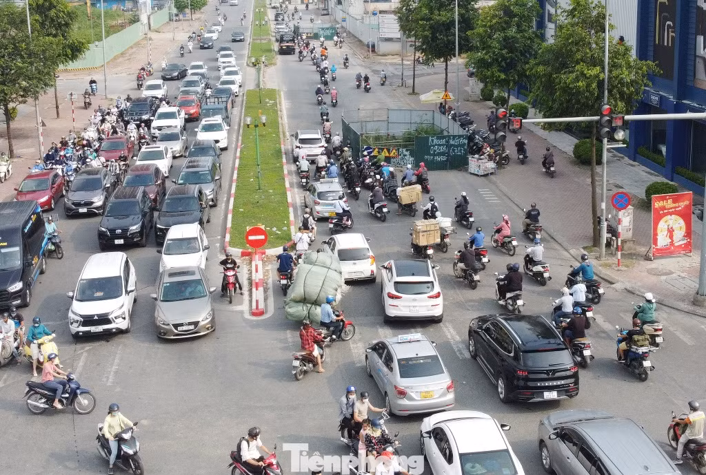 Đội Thanh tra quận Hà Đông, Thanh tra Sở GTVT Hà Nội cho biết, các lô cốt trên đường Vũ Trọng Khánh và kể cả đường Trần Phú vừa dựng đều là của dự án xử lý nước thải Yên Xá, do Ban QLDA Đầu tư xây dựng công trình hạ tầng kỹ thuật và nông nghiệp Hà Nội (Ban Hạ tầng và nông nghiệp) làm chủ đầu tư.