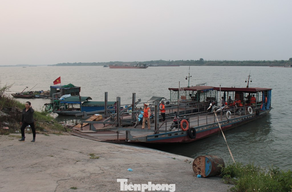 Cảnh sát đường sông Hà Nội kiểm tra một bến đò ngang tại cảng Chèm, tại quận Bắc Từ Liêm, Hà Nội. Ảnh: Anh Trọng Cảnh sát đường sông Hà Nội kiểm tra một bến đò ngang tại cảng Chèm, tại quận Bắc Từ Liêm, Hà Nội. Ảnh: Anh Trọng