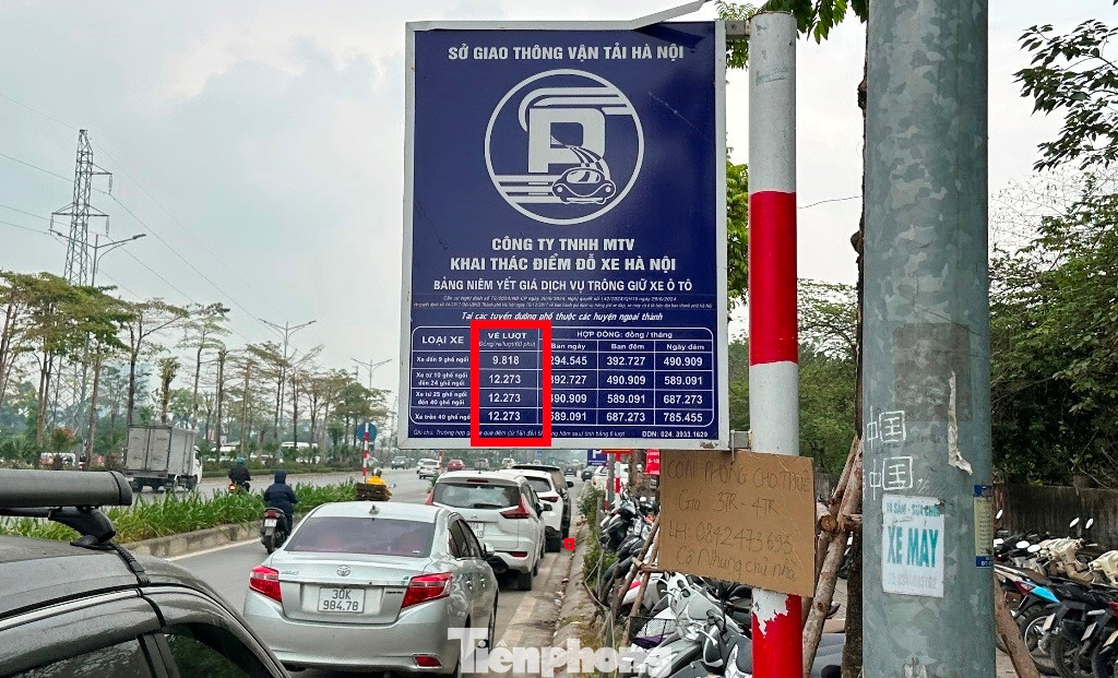 Chưa kể, với giá vé trông ô tô được niêm yết tại cột biển cấp phép ở khu vực huyện Thanh Trì là hơn 9.800 đồng/lượt xe (ô đỏ), nhưng trong vai hành khách muốn gửi xe ở đây, phóng viên đã bị nhân viên thu 50.000 đồng/lượt xe (gấp hơn 5 lần giá niêm yết).