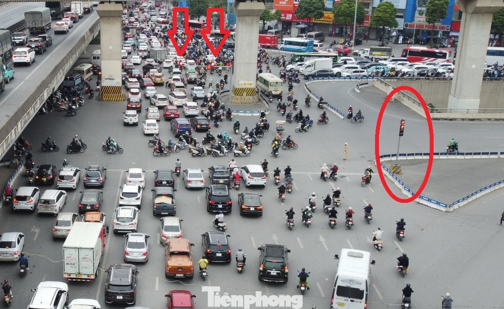 Nguyên nhân ùn tắc tại đây được nhiều chuyên gia giao thông và báo chí nêu ý kiến, do 4 nguyên nhân cơ bản, bao gồm: Nguyên nhân khách quan là do lưu lượng đi qua nút giao lớn; còn 3 nguyên nhân nhân chủ quan, gồm: Nút giao hướng Nguyễn Xiển - Khuất Duy Tiến phương tiện đang có thời gian chờ đèn đỏ quá lớn (120 giây), trong khi chiều Nguyễn Trãi đi qua nút có hầm chui nhưng thời gian chờ đèn đỏ lại ít hơn;