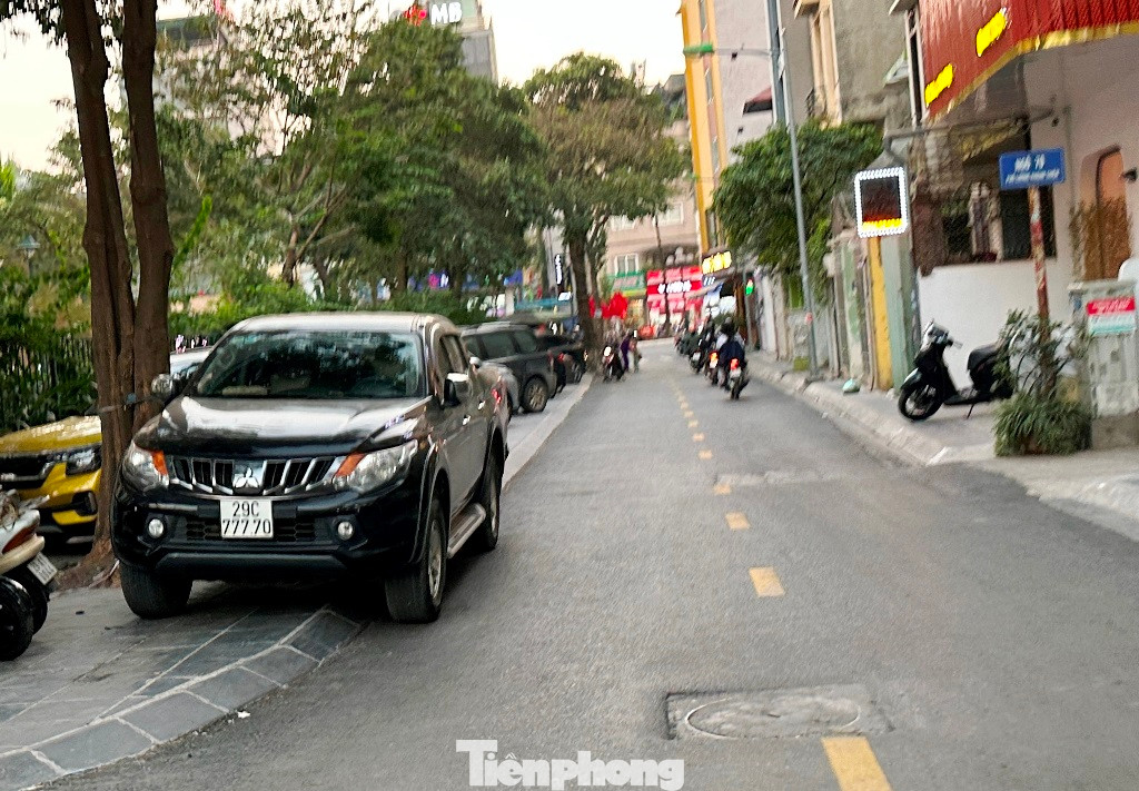 Trong 2 đêm vừa qua, mặt đường phố Đại Từ, Lương Khánh Thiện, Nguyễn Đức Cảnh, Nguyễn An Ninh đã được thảm, tuy nhiên khi mặt đường được tôn, thảm nền cao thì các miệng và nắp hố ga lại chưa được nâng lên cho đồng bộ, tạo hố gà sâu không đảm bảo an toàn.