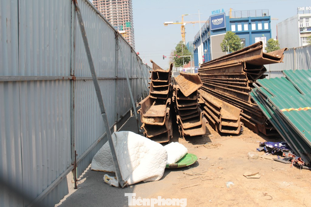 Tại hầu hết các công trường hàng rào thi công trên phố Vũ Trọng Khánh được TTGT kiểm tra trong 2 ngày qua đều không có công nhân và máy móc thi công. Bên trong công trường phần lớn vẫn là mặt bằng được quây rào, chứa nhiều thiết bị thi công. Tại hầu hết các công trường hàng rào thi công trên phố Vũ Trọng Khánh được TTGT kiểm tra trong 2 ngày qua đều không có công nhân và máy móc thi công. Bên trong công trường phần lớn vẫn là mặt bằng được quây rào, chứa nhiều thiết bị thi công.