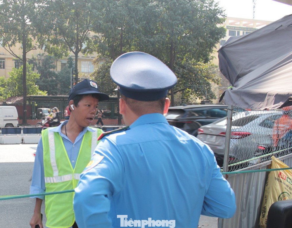 Với công trường trên đường Trần Phú, trong các thời điểm kiểm tra chỉ có nhân viên bảo vệ; các công nhân thi công tại đây cũng không xuất trình được giấy tờ gì có liên quan. Với công trường trên đường Trần Phú, trong các thời điểm kiểm tra chỉ có nhân viên bảo vệ; các công nhân thi công tại đây cũng không xuất trình được giấy tờ gì có liên quan.