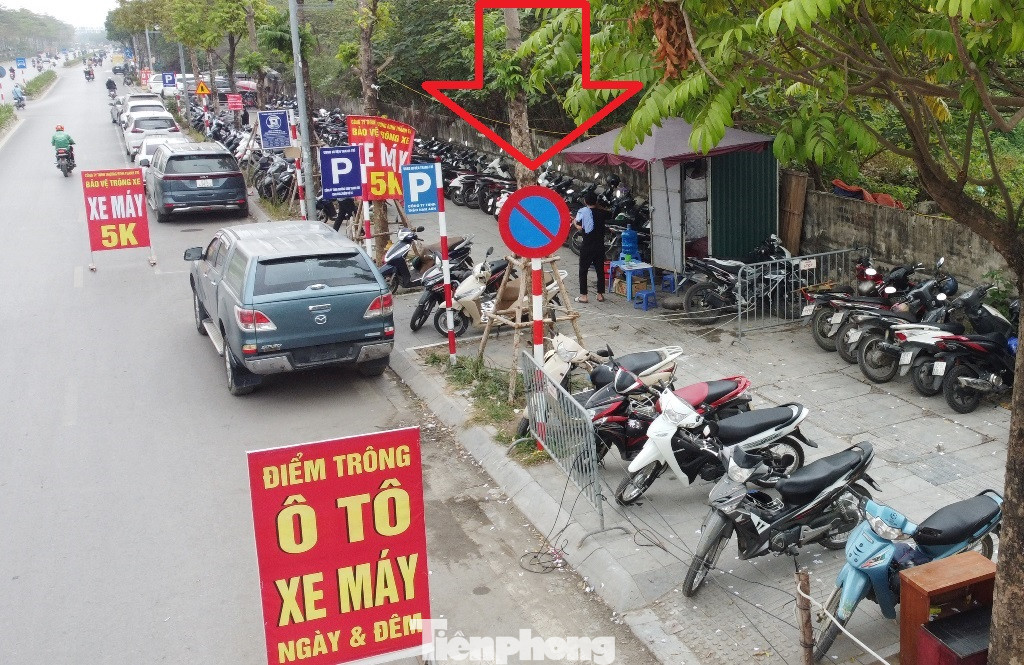 Người dân không khỏi hồ nghi liệu đây có phải bãi xe được cấp phép, bởi cơ quan nào lại cấp phép cho ô tô, xe máy được đỗ ngay nơi có biển báo "cấm đỗ" (ngược với báo giao thông).