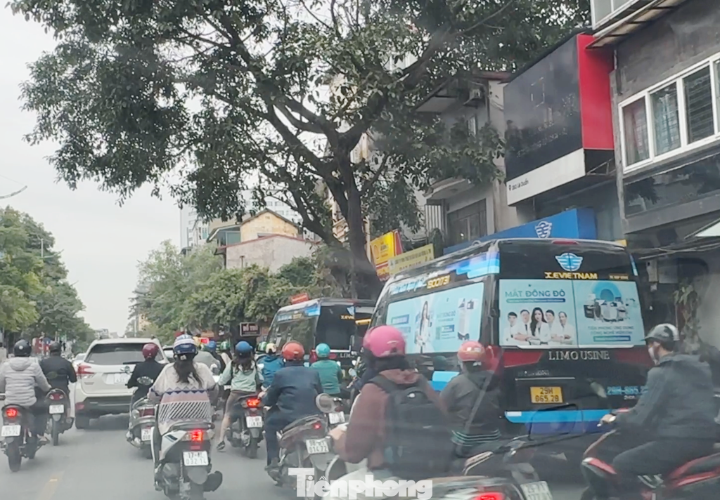 Theo quan sát của PV, nguyên nhân ùn tắc là do 2 xe khách loại Limousine có BKS 29H-06529, 29H-06528 đeo logo nhà xe: "X.E Viet Nam" dừng đỗ để đón trả khách, nhận hàng.