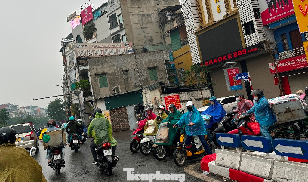 Đánh giá lượng xe máy vi phạm (vượt đèn đỏ, đi ngược chiều) tại đây, đại diện Đội CSGT số 4, Phòng CSGT Hà Nội cho biết, có trên 300 xe máy vi phạm trên một nhịp đèn. Đánh giá lượng xe máy vi phạm (vượt đèn đỏ, đi ngược chiều) tại đây, đại diện Đội CSGT số 4, Phòng CSGT Hà Nội cho biết, có trên 300 xe máy vi phạm trên một nhịp đèn.