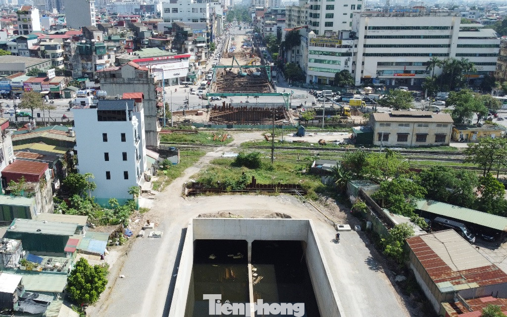 Đại diện diện nhà thầu chính là Tổng Cty CIENCO 4 cho biết, hầm chui đã hoàn thành một số đốt hầm phía Định Công và xây xong tường chắn.