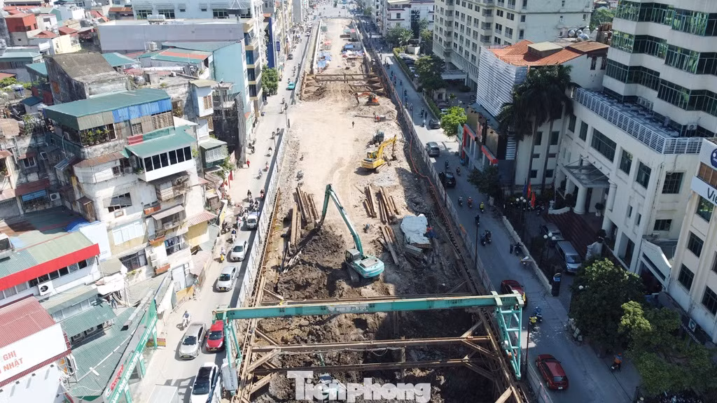 Theo Tổng thầu chính, hiện các đơn vị thi công đang tập trung thi công phần hầm hở và hầm kín hướng đường Giải Phóng - Kim Đồng.