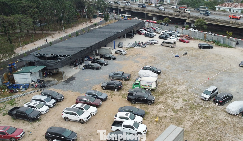 Tại bãi xe ở khu đất ĐX3 trên phố Bằng Liệt (đối diện UBND phường Hoàng Liệt), đại diện tổ công tác liên ngành cho biết, khu đất có quy hoạch là dự án bãi đỗ xe nhưng đang bị chậm thực hiện, hiện việc trông xe tại đây đã được quận cấp phép tạm. Tuy nhiên, đơn vị quản lý cho dựng nhà xưởng để làm gara sửa chữa ô tô là không được phép. Tại bãi xe ở khu đất ĐX3 trên phố Bằng Liệt (đối diện UBND phường Hoàng Liệt), đại diện tổ công tác liên ngành cho biết, khu đất có quy hoạch là dự án bãi đỗ xe nhưng đang bị chậm thực hiện, hiện việc trông xe tại đây đã được quận cấp phép tạm. Tuy nhiên, đơn vị quản lý cho dựng nhà xưởng để làm gara sửa chữa ô tô là không được phép.