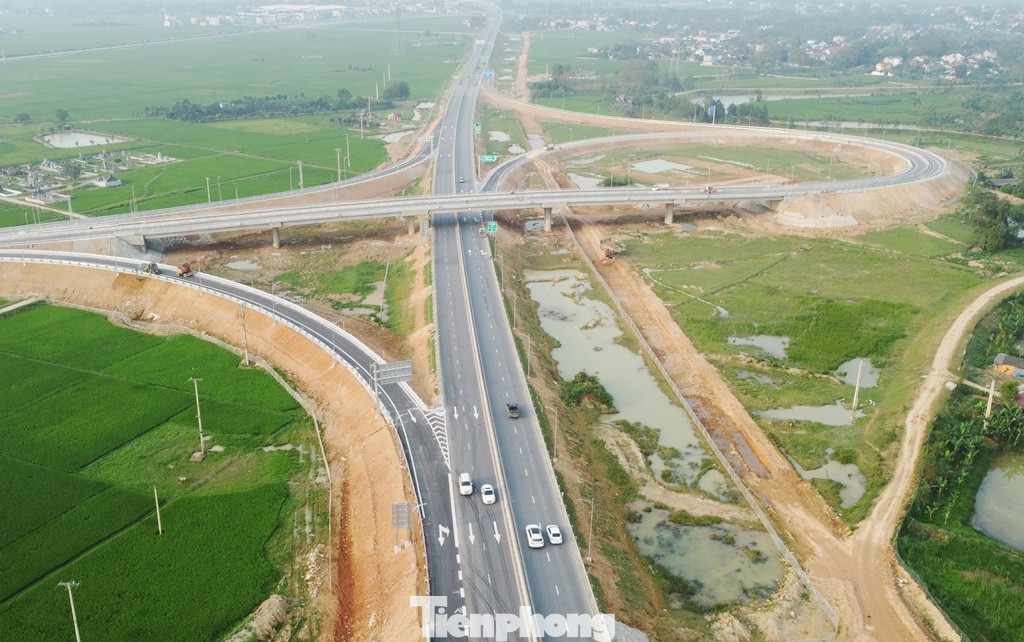 Cao tốc Bắc Nam đoạn từ Ninh Bình về Hà Tĩnh thông xe năm 2023. Ảnh: T.Đảng