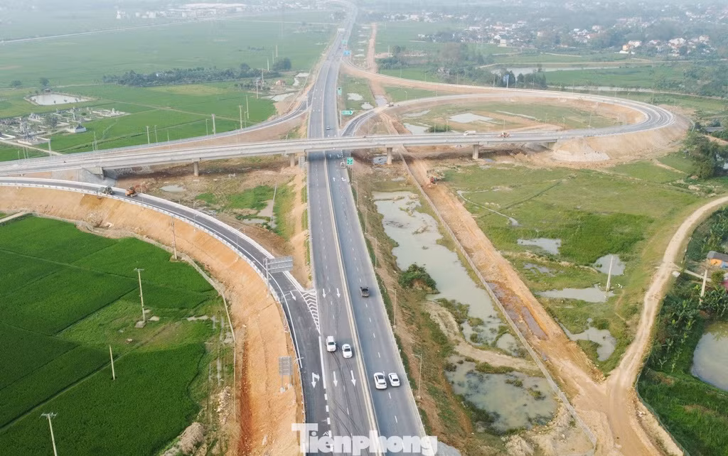 Cao tốc Bắc Nam đoạn từ Ninh Bình về Hà Tĩnh thông xe năm 2023. Ảnh: T.Đảng