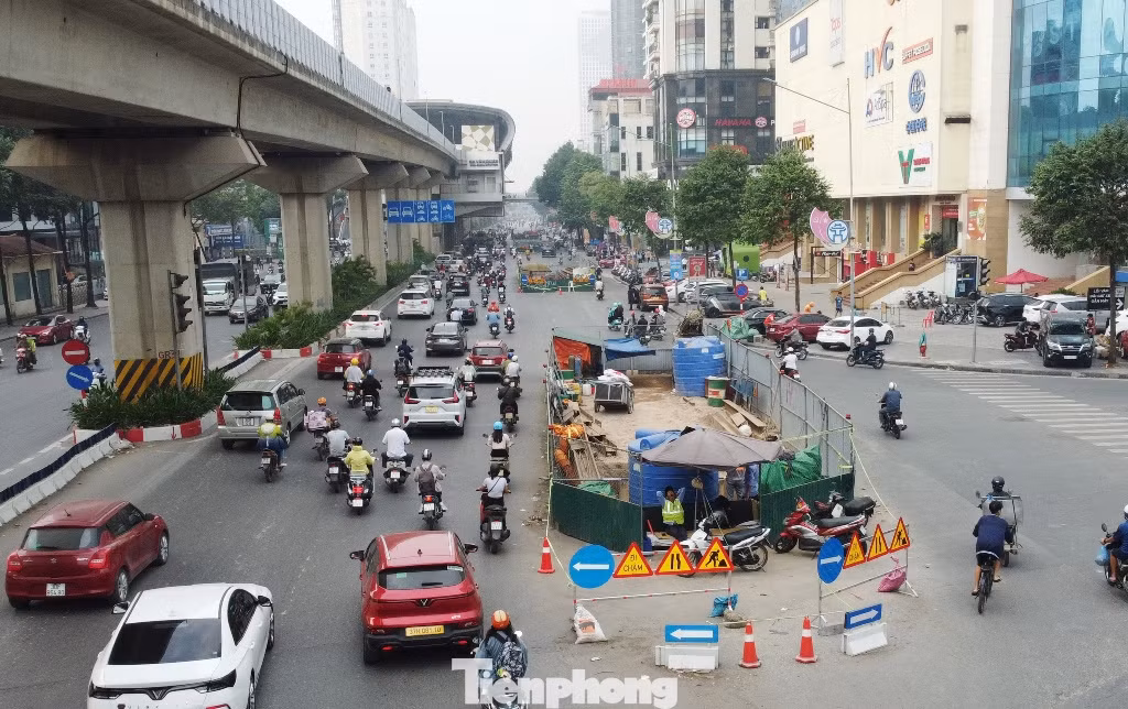 Sáng 18/11, PV Tiền Phong ghi nhận có 4 công trường hàng rào đã được dựng trên đường Trần Phú chiều Ngã Tư Sở - Hà Đông, trong đó có một công trường dựng ngay ngã ba Trần Phú - Vũ Trọng Khánh