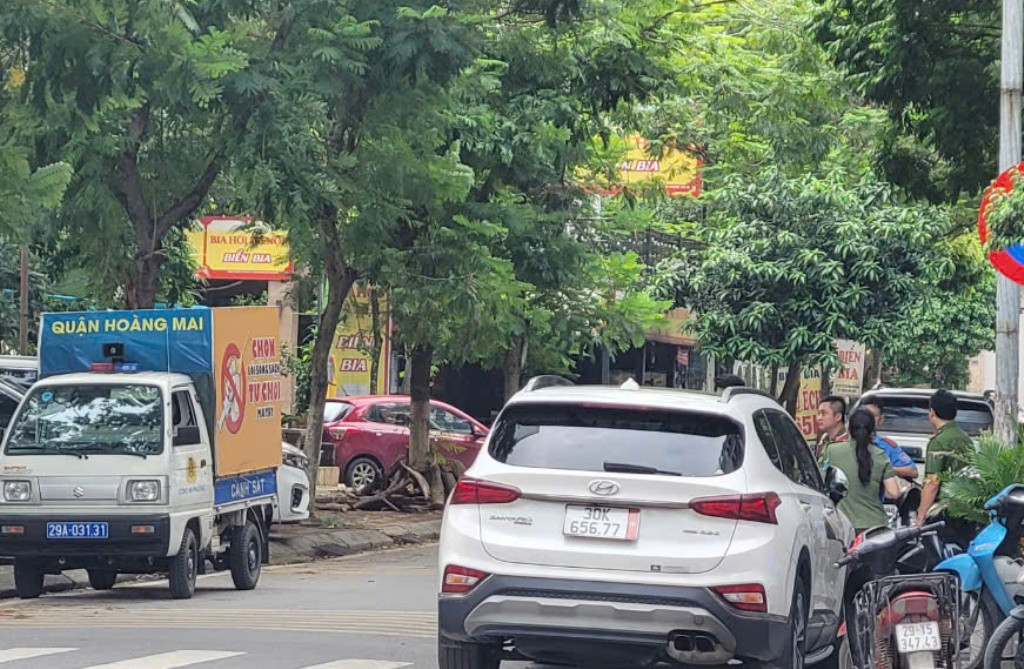 Tổ công tác liên ngành Công an - Thanh tra giao thông kiểm tra, lập biên bản xử phạt Cty Ngân Gia Bảo, sáng 30/9. (Ảnh người dân cung cấp) Tổ công tác liên ngành Công an - Thanh tra giao thông kiểm tra, lập biên bản xử phạt Cty Ngân Gia Bảo, sáng 30/9. (Ảnh người dân cung cấp)