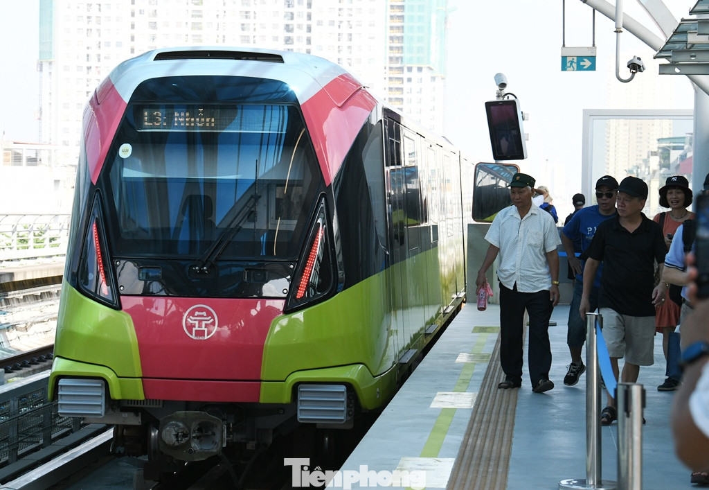 Tàu đường sắt đô thị Nhổn - ga Hà Nội chạy trên tuyến.