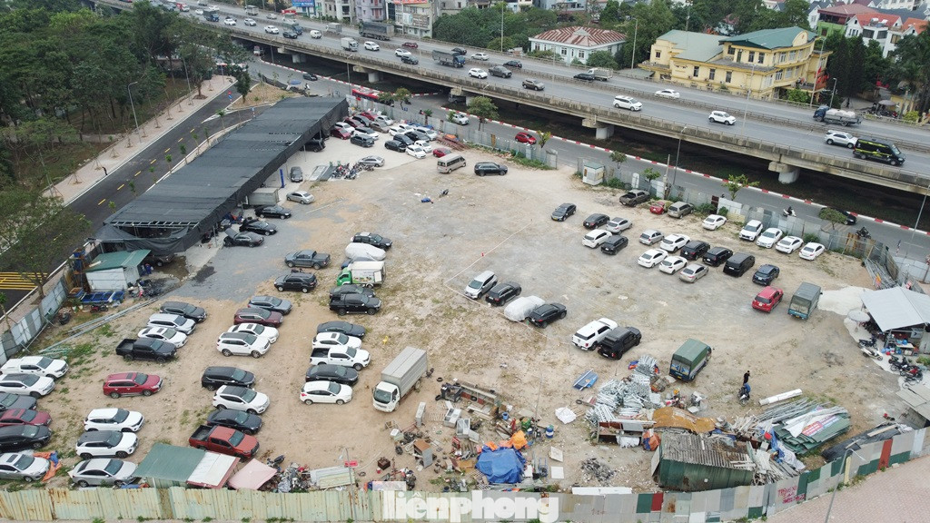 Với bãi xe tại khu ĐX3 trên phố Bằng Liệt, cũng là dự án bãi xe cao tầng nhưng đang bị "treo" nhiều năm nay, mặt bằng dự án hiện đang là bãi xe tạm bợ, thiếu nhiều điều kiện an toàn để trông giữ xe cho người dân. Với bãi xe tại khu ĐX3 trên phố Bằng Liệt, cũng là dự án bãi xe cao tầng nhưng đang bị "treo" nhiều năm nay, mặt bằng dự án hiện đang là bãi xe tạm bợ, thiếu nhiều điều kiện an toàn để trông giữ xe cho người dân.