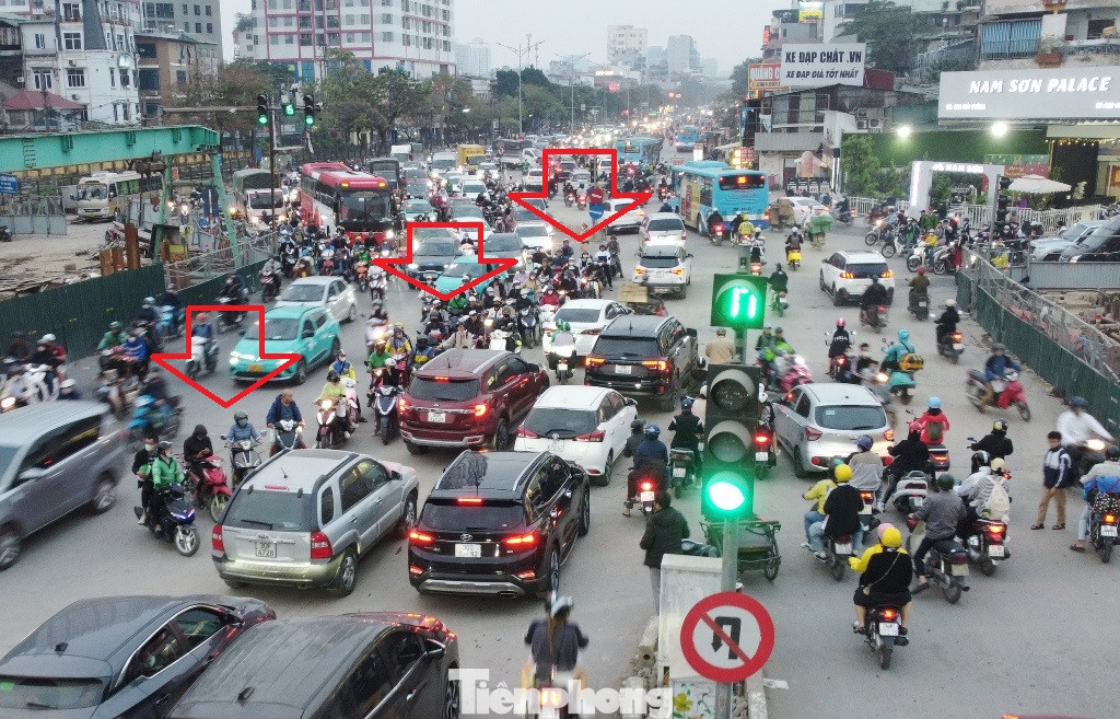 Với một số phương tiện, có cả ô tô trong các thời điểm không có CSGT đứng điều tiết, đã đi theo mũi tên, trong khi đó hướng chiều đường Giải Phóng ngược lại (phía Ngọc Hồi) cũng đang đèn xanh, dẫn đến các dòng xe bị xung đột ngay giữa nút giao, gây ùn tắc kéo dài. Với một số phương tiện, có cả ô tô trong các thời điểm không có CSGT đứng điều tiết, đã đi theo mũi tên, trong khi đó hướng chiều đường Giải Phóng ngược lại (phía Ngọc Hồi) cũng đang đèn xanh, dẫn đến các dòng xe bị xung đột ngay giữa nút giao, gây ùn tắc kéo dài.