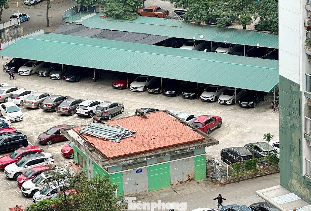 Tại khu đất C1B9 khu Tây Nam Linh Đàm cũng được quy hoạch là bãi xe cao tầng, nhưng hiện đang là bãi xe tự phát, không phép Tại khu đất C1B9 khu Tây Nam Linh Đàm cũng được quy hoạch là bãi xe cao tầng, nhưng hiện đang là bãi xe tự phát, không phép