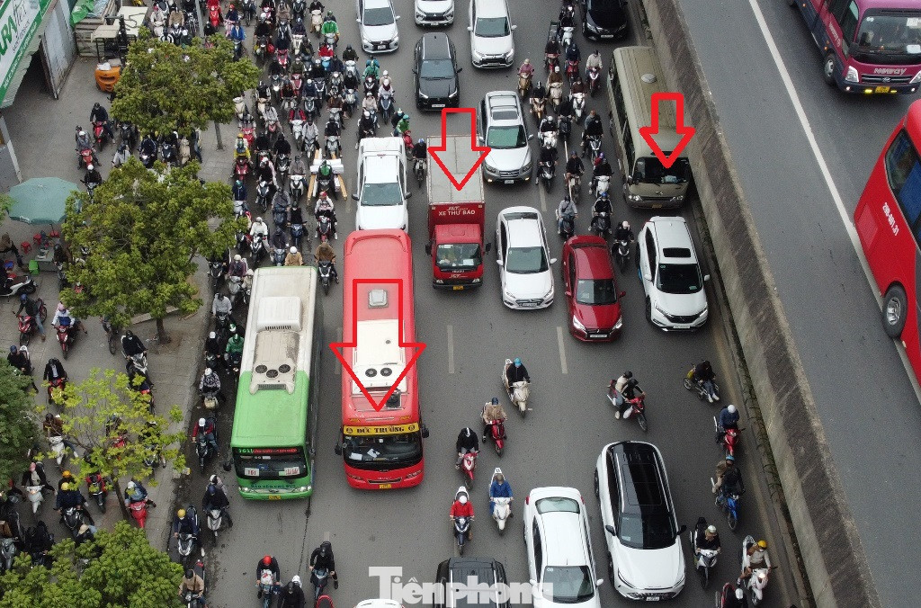 Nguyên nhân chủ quan thứ hai, tuy là giờ cao điểm, thành phố Hà Nội đã cấm xe khách, xe hợp đồng, xe tải đi trên các tuyến đường nội đô giờ cao điểm, nhưng trong thời gian qua và sáng 9/12, tại nút giao Nguyễn Xiển - Nguyễn Trãi phóng viên vẫn ghi nhận các loại xe này đang lưu thông bình thường.